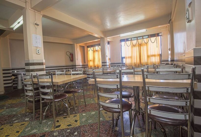 هتل Oyo 23546 Pushpak