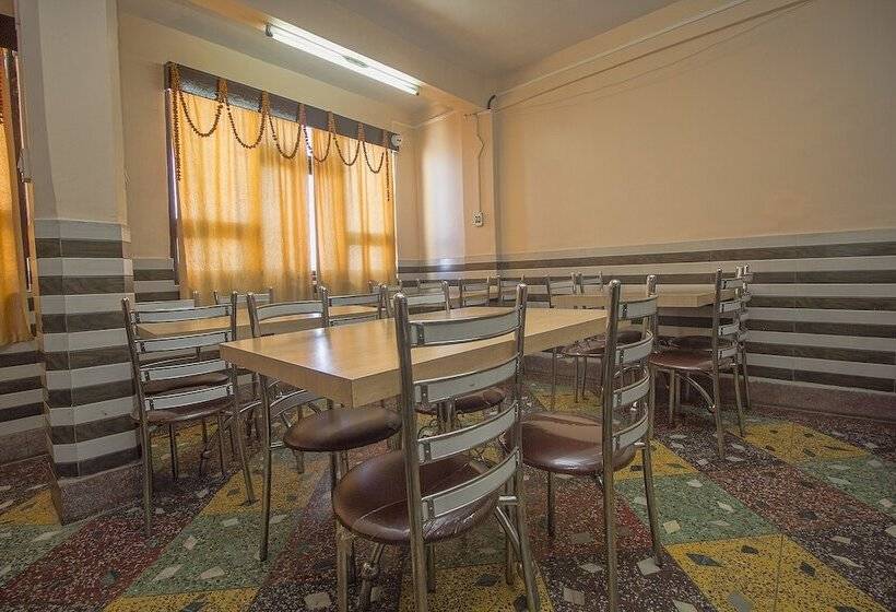 هتل Oyo 23546 Pushpak