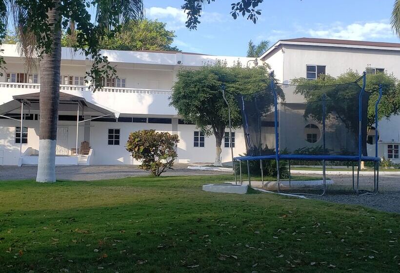 تختخواب و صبحانه Sea Shell Palms, Ocho Rios
