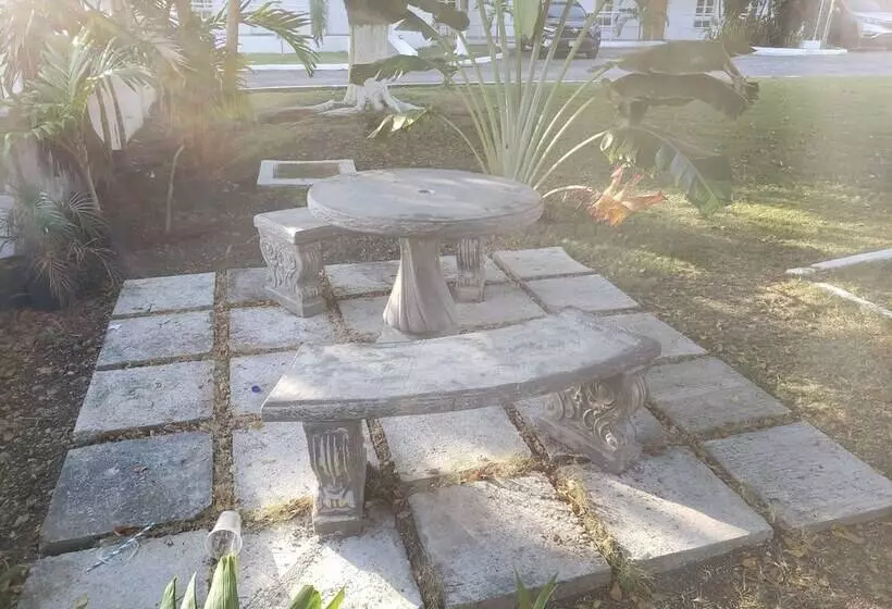 تختخواب و صبحانه Sea Shell Palms, Ocho Rios