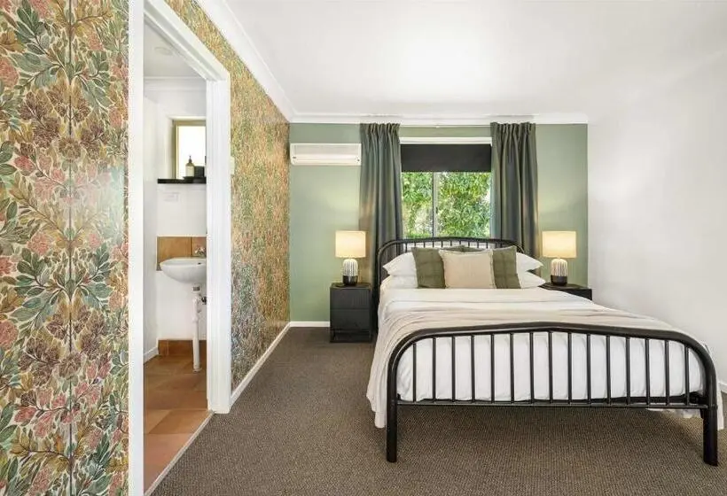Retkeilymaja Tranquil Queen Room & Pool