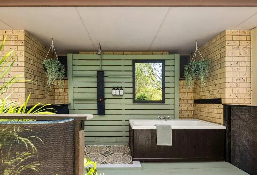 Retkeilymaja Tranquil Queen Room & Pool