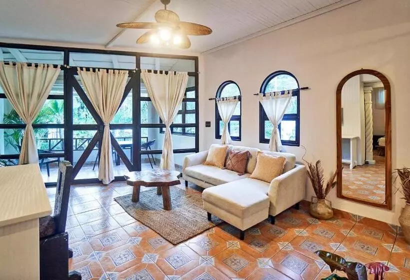 Hotelli Paradise Beach Lodge