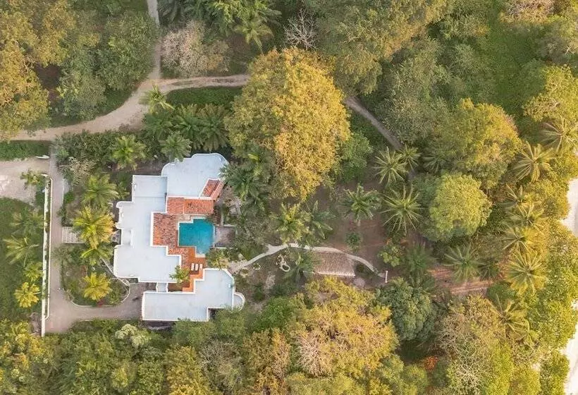 Hotelli Paradise Beach Lodge