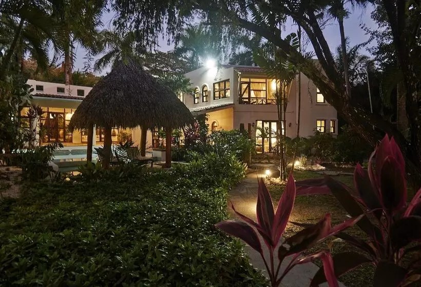 Hotelli Paradise Beach Lodge