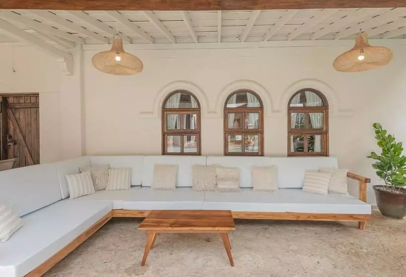 Hotelli Paradise Beach Lodge