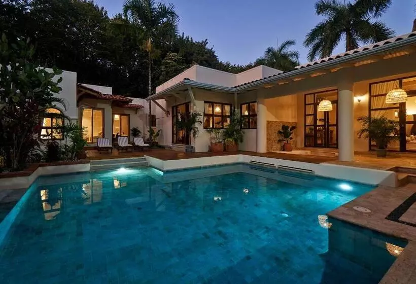 Hotelli Paradise Beach Lodge