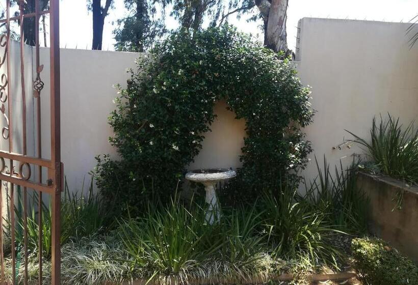 Pensionat Moon And Sixpence Garden Guest House