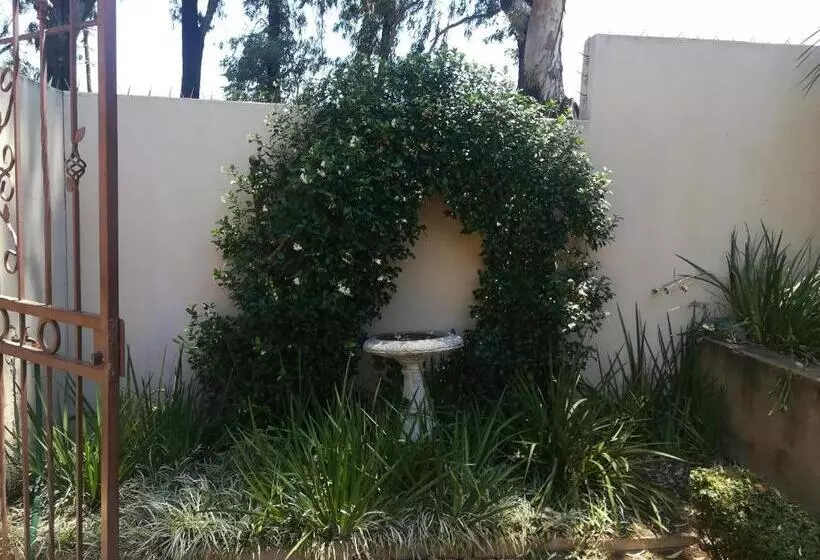 ペンション Moon And Sixpence Garden Guest House