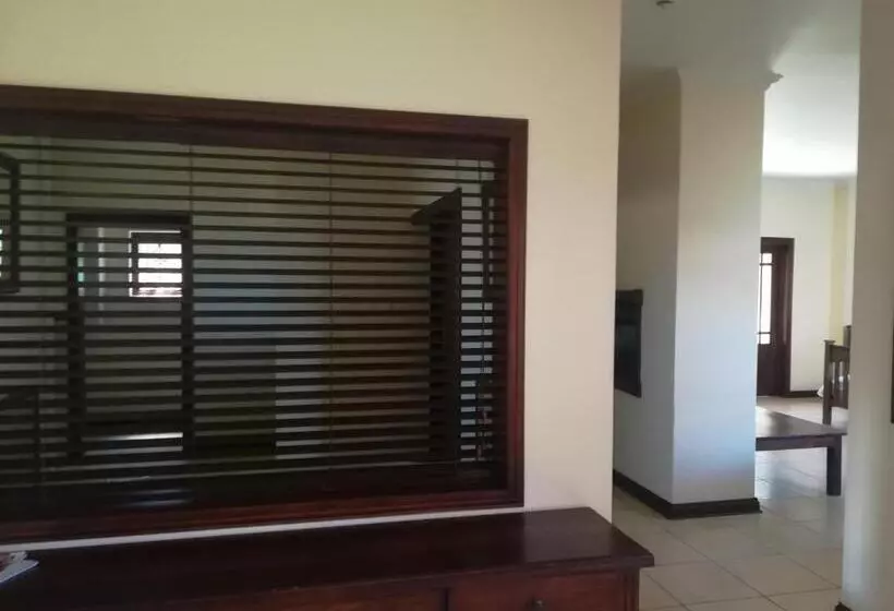 ペンション Moon And Sixpence Garden Guest House