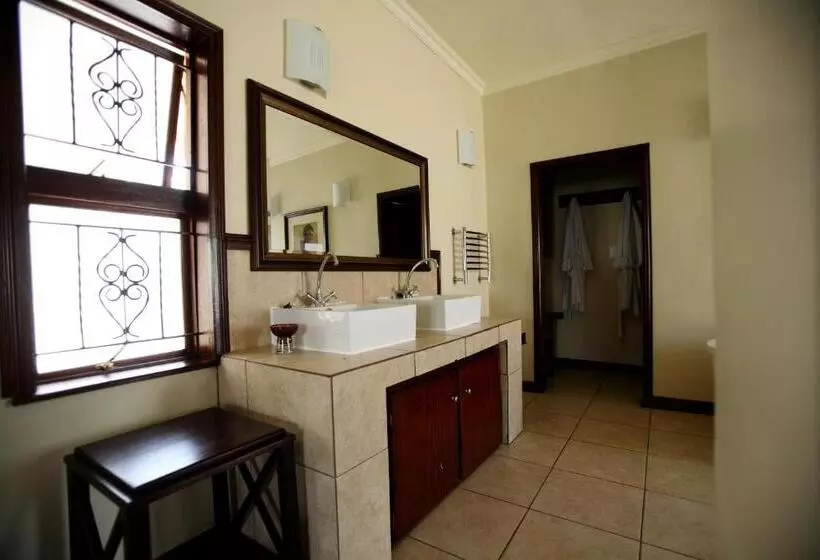 ペンション Moon And Sixpence Garden Guest House