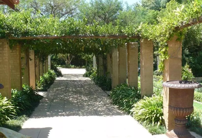 ペンション Moon And Sixpence Garden Guest House