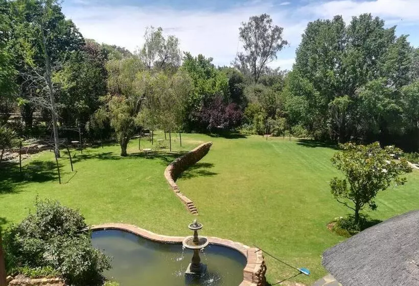 ペンション Moon And Sixpence Garden Guest House