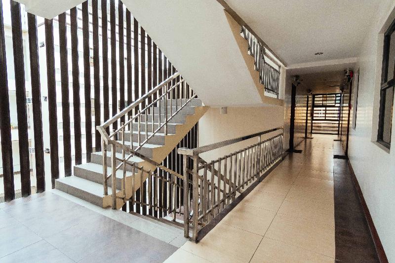 Hostel Reddoorz Plus @ Maria Christina Arcade