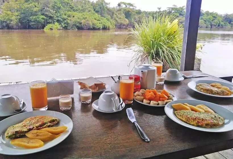 Hotelli Amazon Oasis Floating Lodge