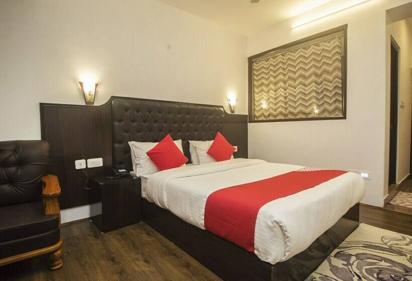 בית מלון כפרי Oyo 16637 Tiara Regency