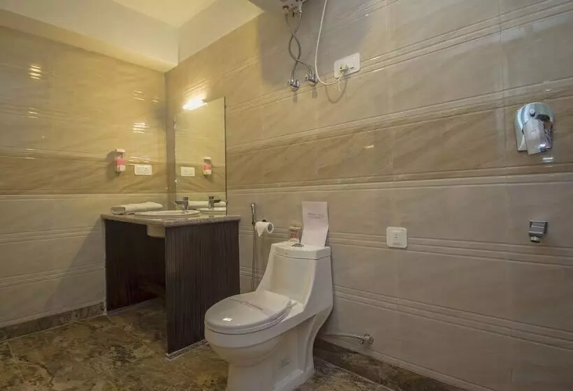 ホテル Oyo 16637 Tiara Regency