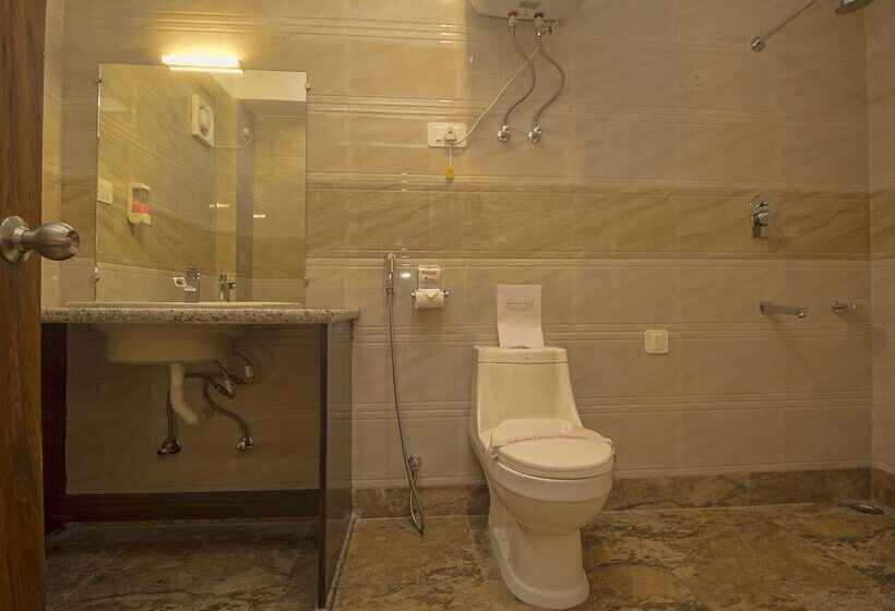 בית מלון כפרי Oyo 16637 Tiara Regency