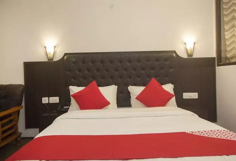 ホテル Oyo 16637 Tiara Regency