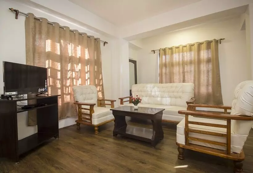 ホテル Oyo 16637 Tiara Regency