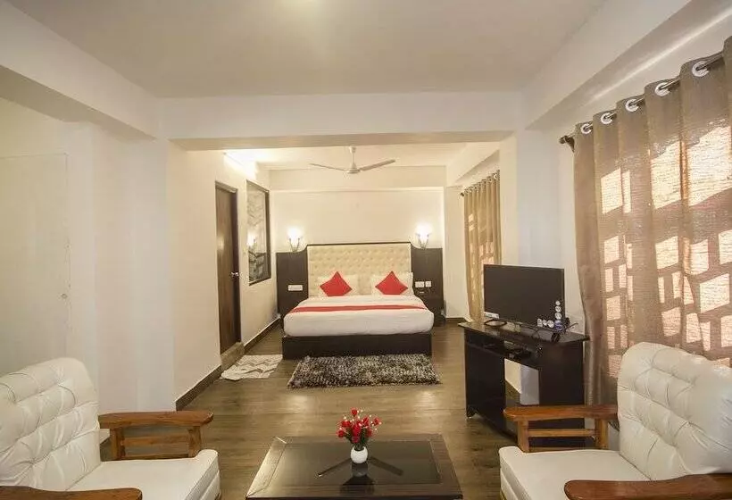 ホテル Oyo 16637 Tiara Regency