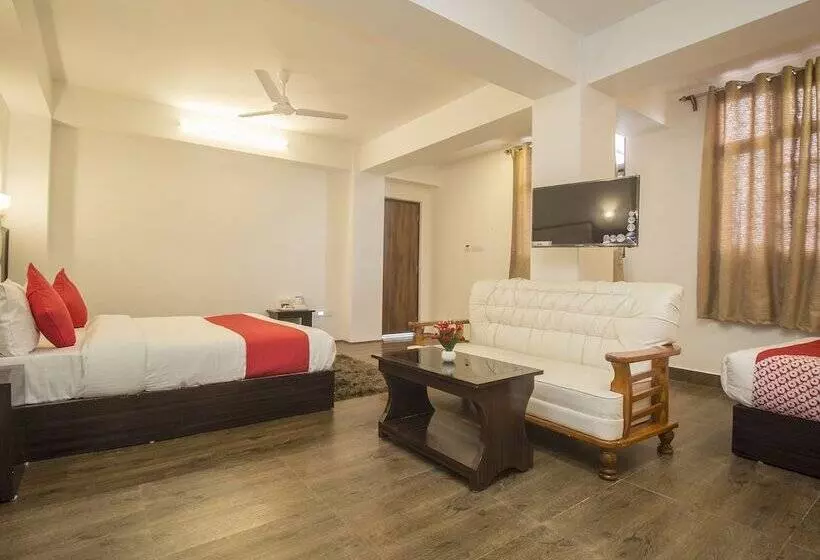 ホテル Oyo 16637 Tiara Regency