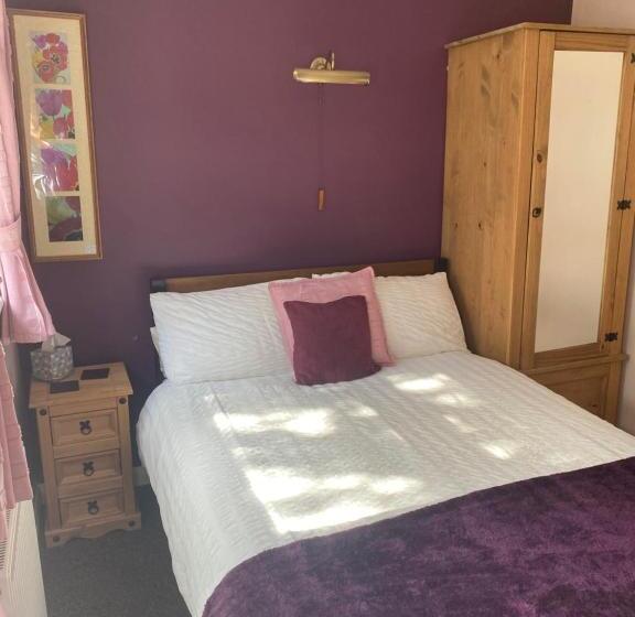 بنسيون White Heather Guest House