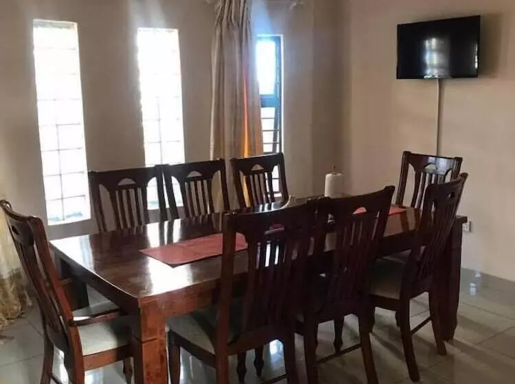 پانسیون Rosebuds Guesthouse