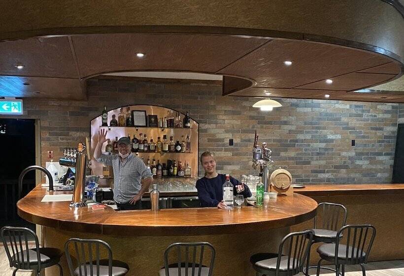 הוסטל Western Lodge