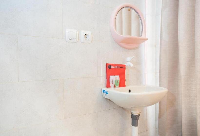 بنسيون Reddoorz Syariah At Sedati