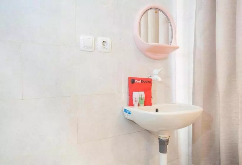 Majatalo Reddoorz Syariah At Sedati