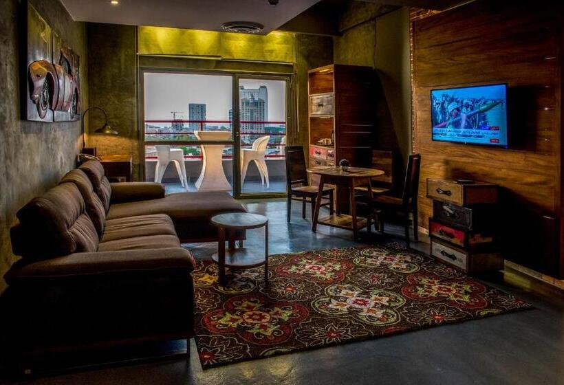 هتل Flowery Holiday Suites