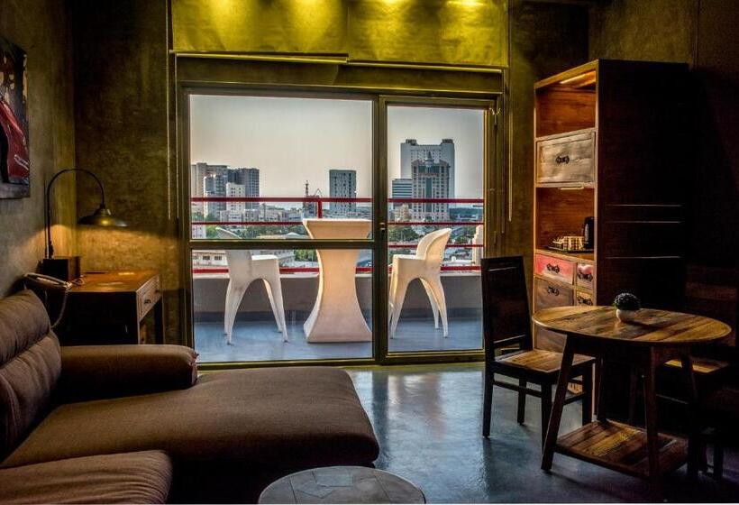 هتل Flowery Holiday Suites