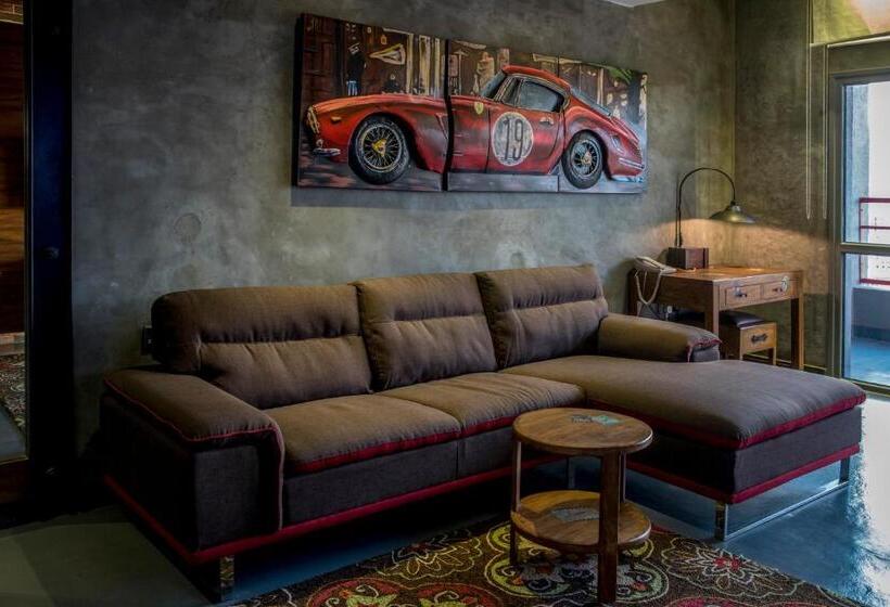 هتل Flowery Holiday Suites