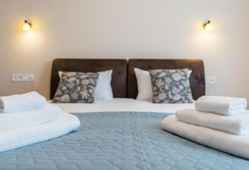 هتل Pensiunea Select Central