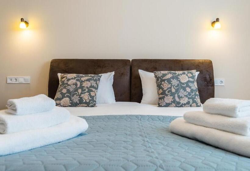 هتل Pensiunea Select Central