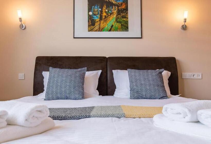 هتل Pensiunea Select Central