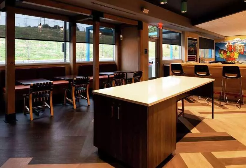 ホテル Tru By Hilton Staunton