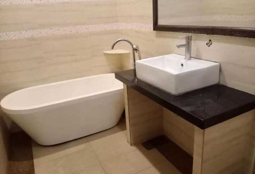 בית מלון כפרי Capital O 90653 Maxwell Inn Boutique