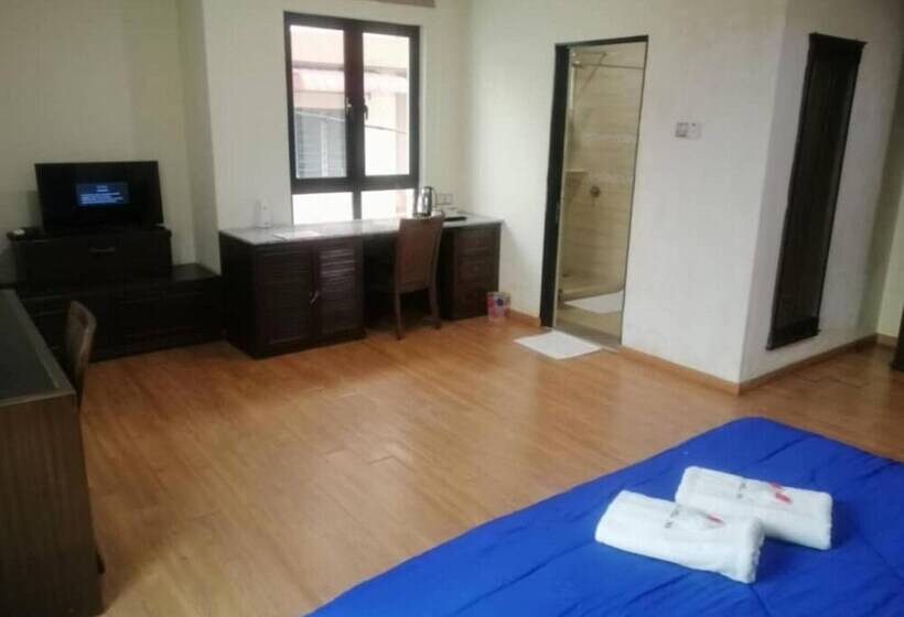 בית מלון כפרי Capital O 90653 Maxwell Inn Boutique