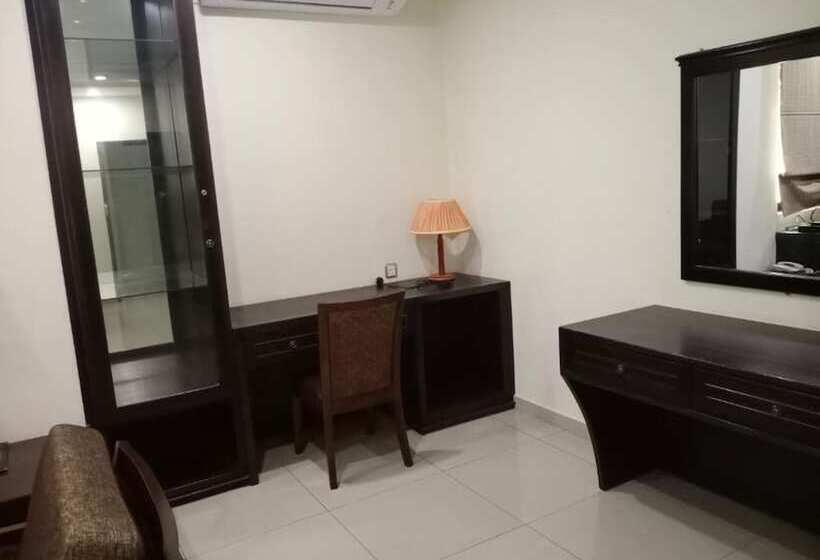 בית מלון כפרי Capital O 90653 Maxwell Inn Boutique