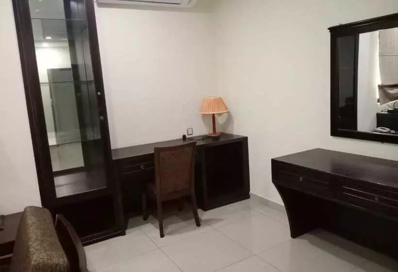 Hotelli Capital O 90653 Maxwell Inn Boutique