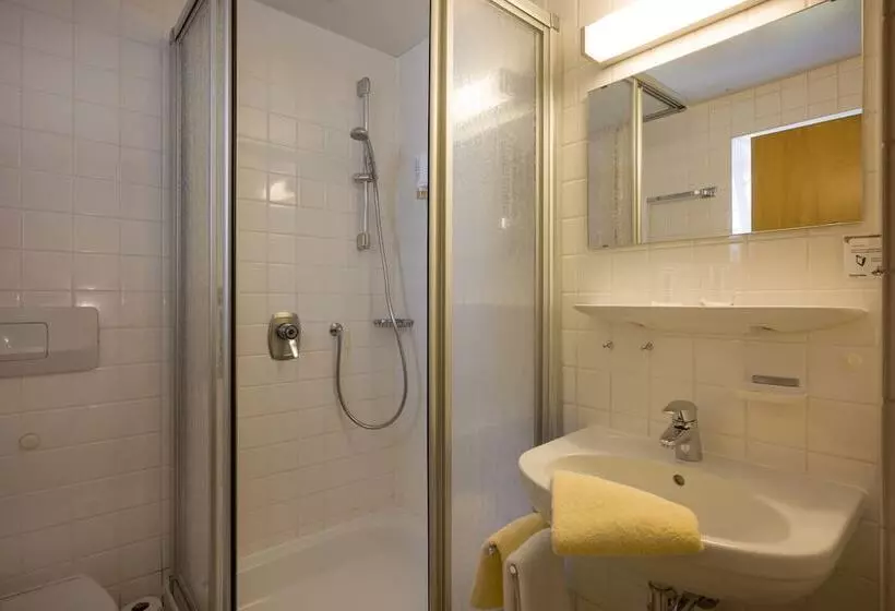 هاستل Haus Auerbach