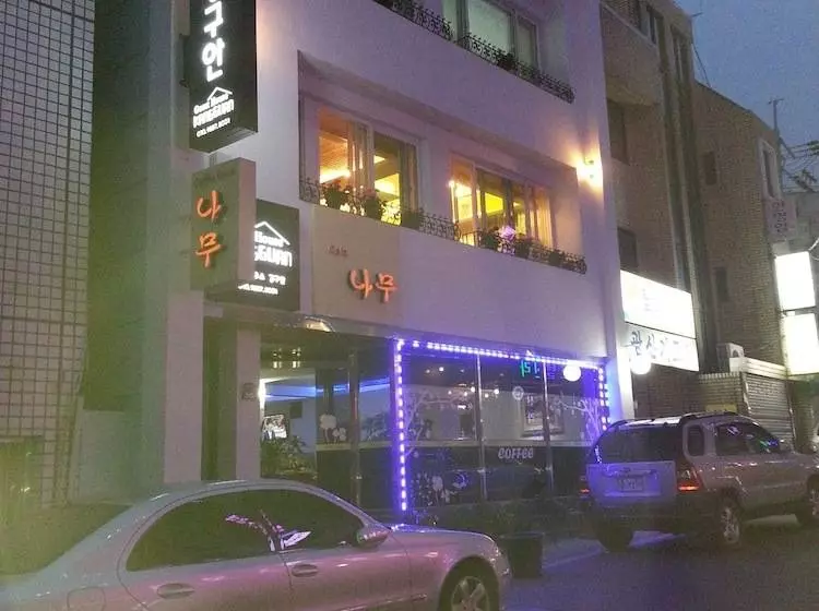 Majatalo Kangguan Guesthouse