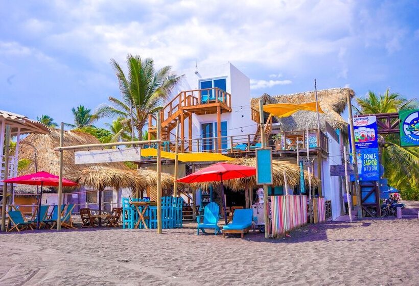 هتل Black Sand Beachhouse