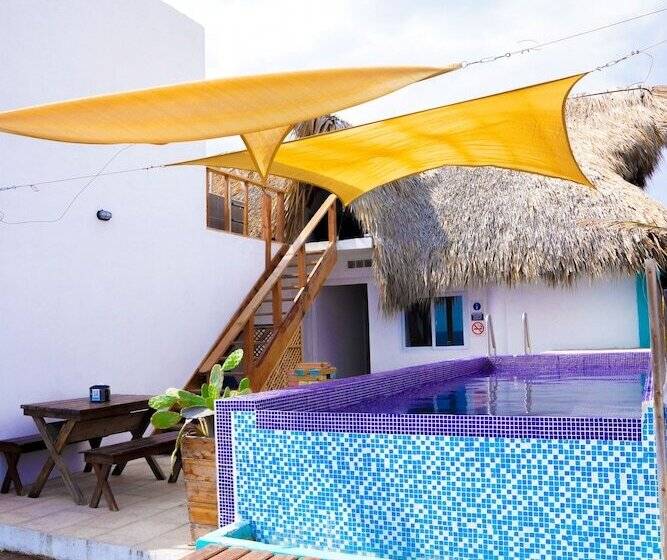 هتل Black Sand Beachhouse