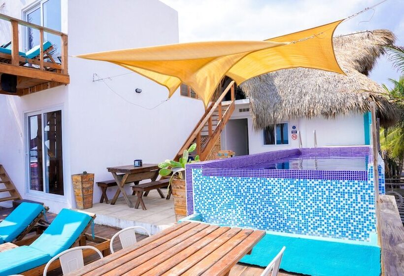 هتل Black Sand Beachhouse