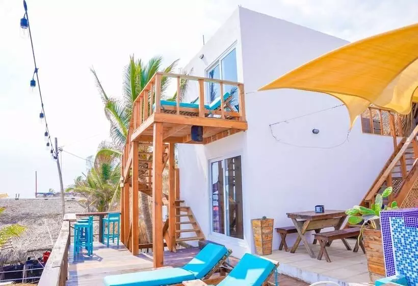 هتل Black Sand Beachhouse