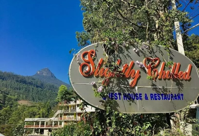 Hotelli Slightly Chilled Yellow House