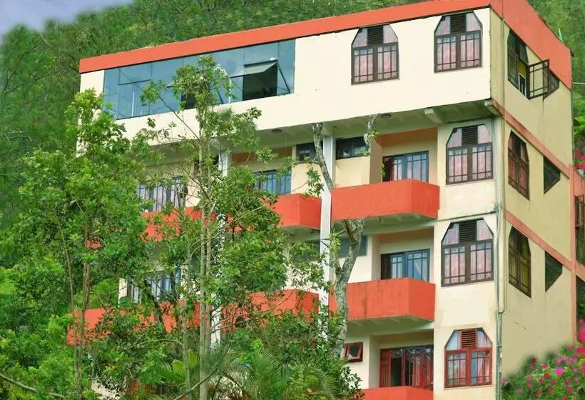 Hotelli Slightly Chilled Yellow House